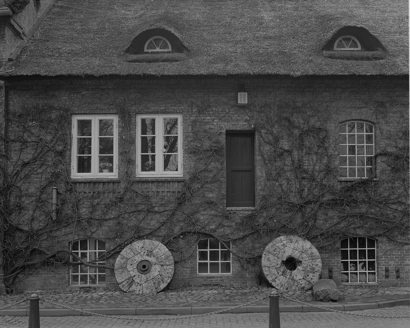 Ahrensburg, mill editor 1. Schloßmühle (about 1600). Partial view of the mill building with grinding stones, Ahrensburg Castle