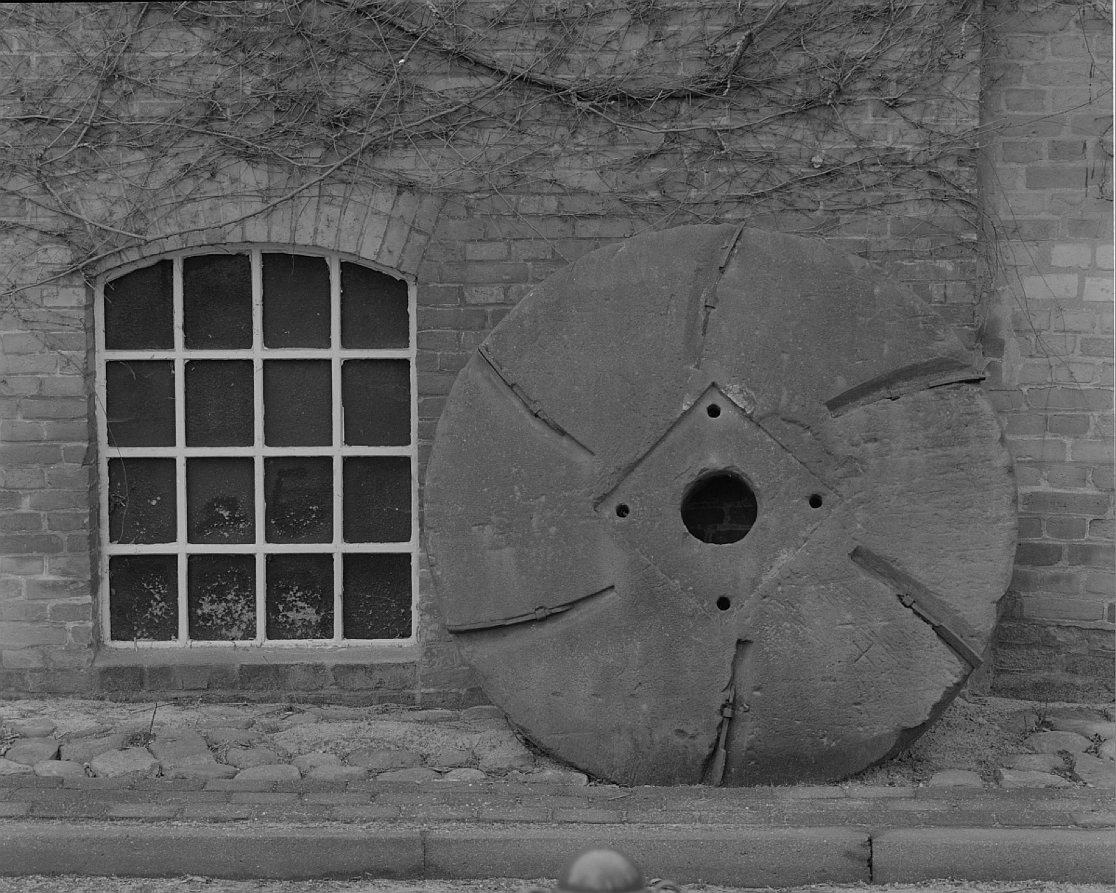 Ahrensburg, mill editor 1. Schloßmühle (about 1600). Partial view of the mill building with grinding stone, Ahrensburg Castle