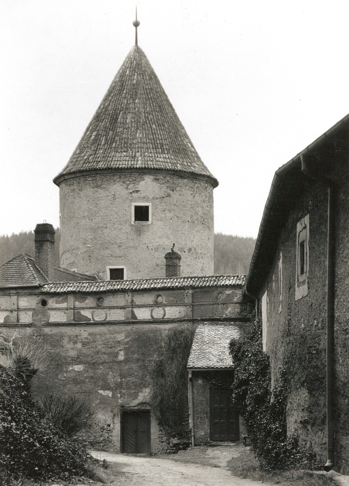 Nedvědice-Pernštejn (Nedwieditz-Bernstein). Castle (13th century). Wartturm at the south-west end of the castl, Bernstein Castle