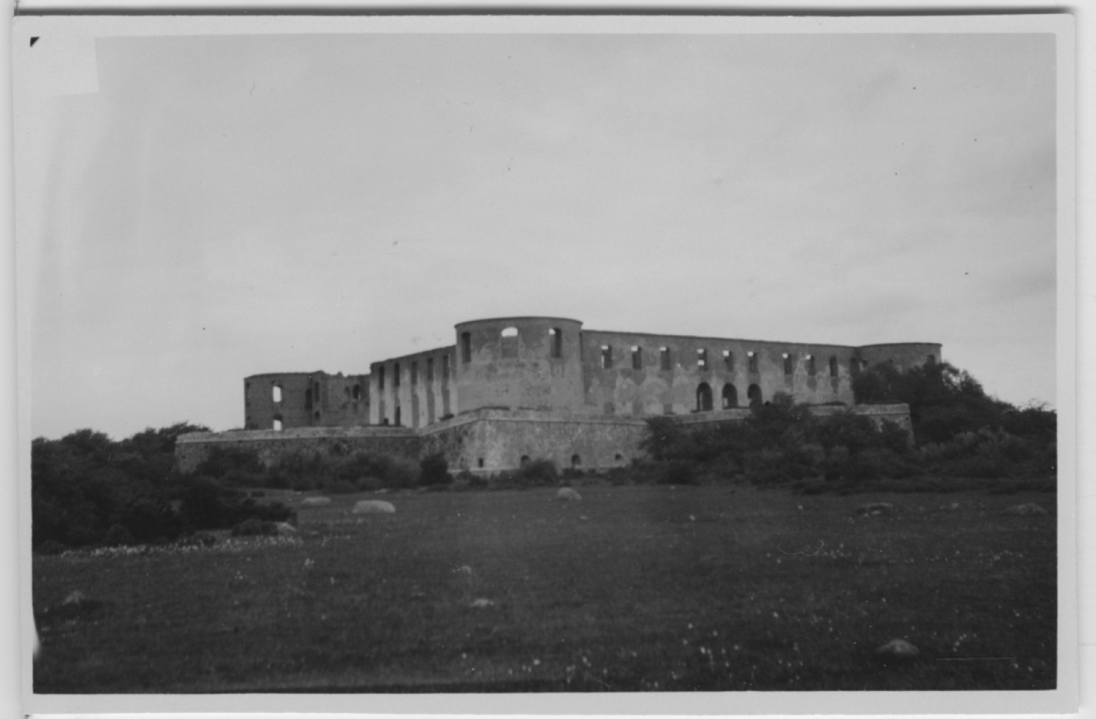 'Biologiska föreningens utfärd till Öland: :: :: Vy med Borgholms slottsruin. :: :: Se även fotonr. 2607-262, Borgholm Castle