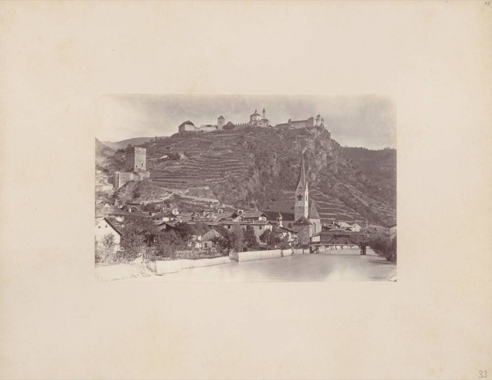 Ort Klausen mit Kloster Säben und Burg Branzoll nordöstlich von Bozen in Südtirol, Branzoll Castle