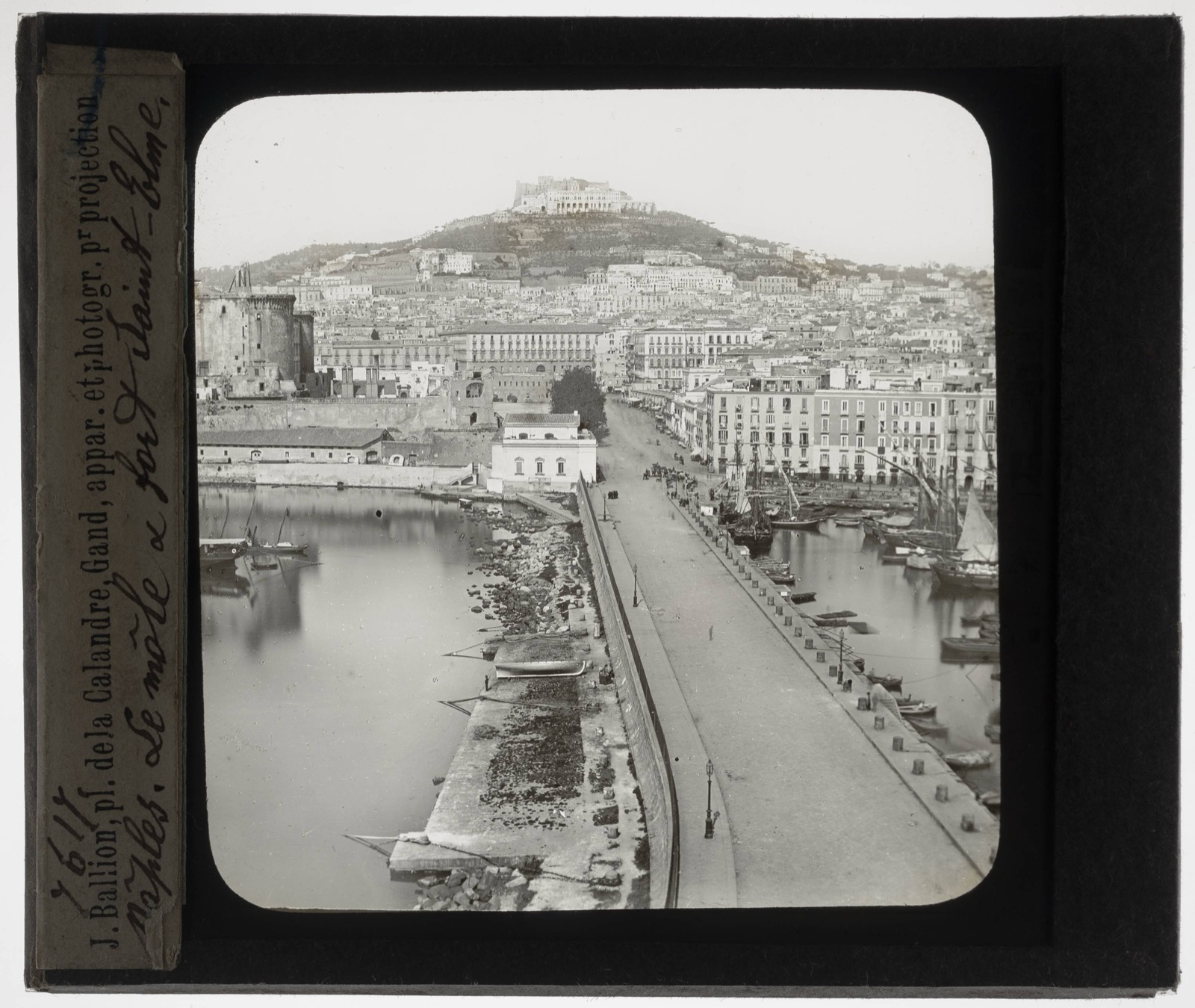 Napoli. Panorama met op de achtergrond het Castel Sant'Elmo, Castel Sant'Elmo