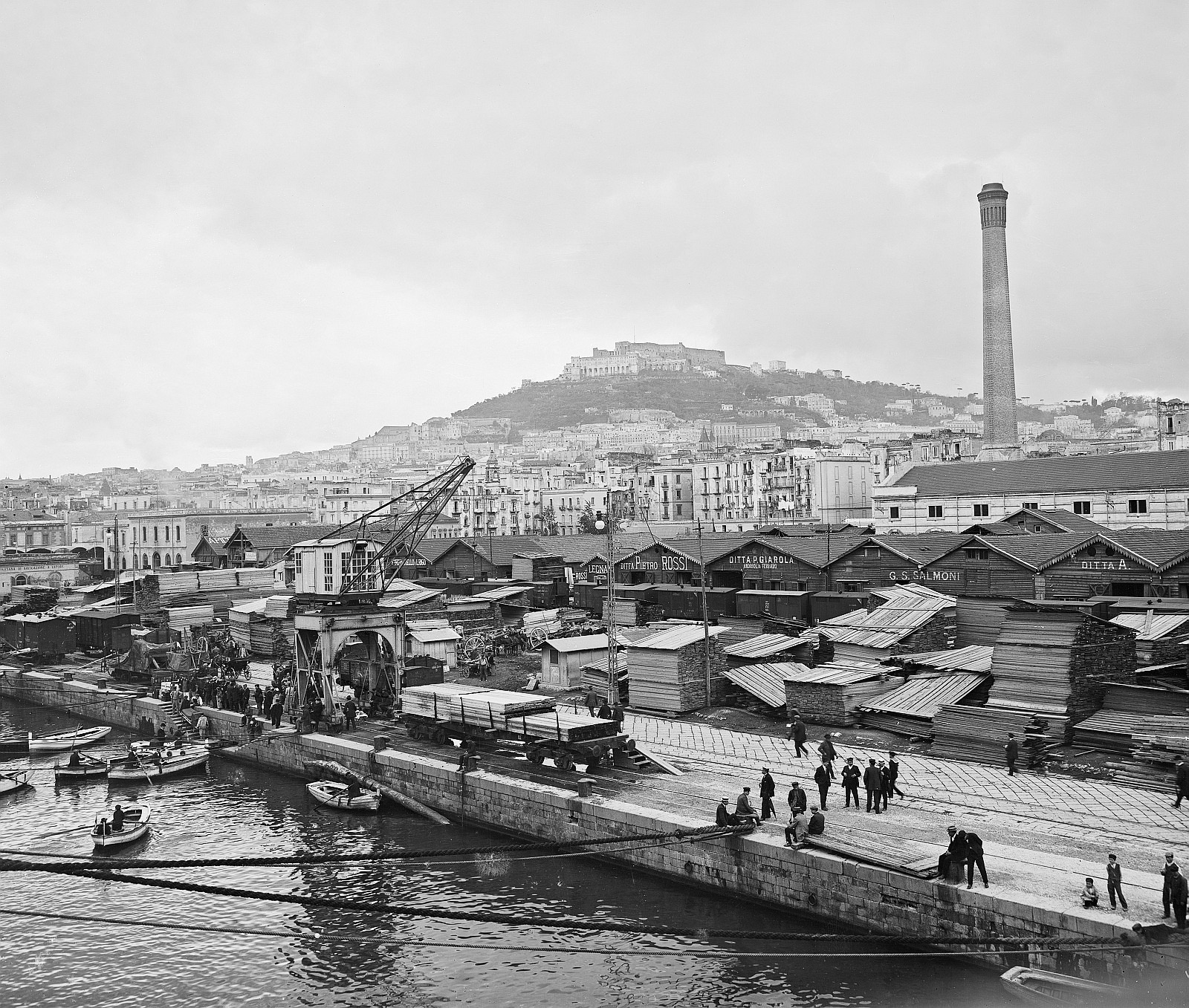 Neapel (Italien). Blick über den Hafen zum Monte Calvario mit Castel Sant'Elmo, Castel Sant'Elmo