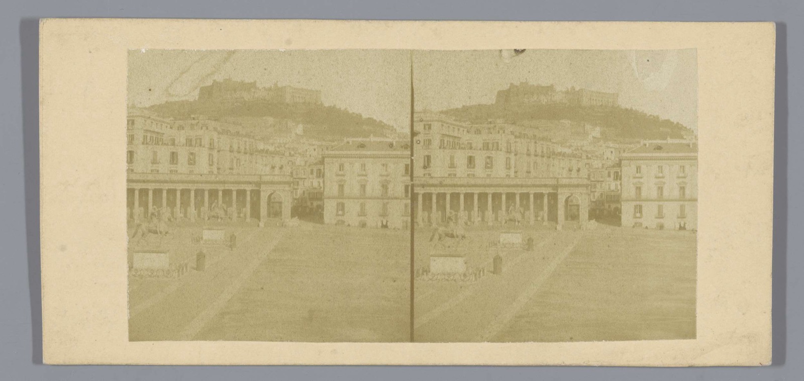 Piazza del Plebiscito te Napels, met zicht op het Castel Sant'Elmo, Castel Sant'Elmo