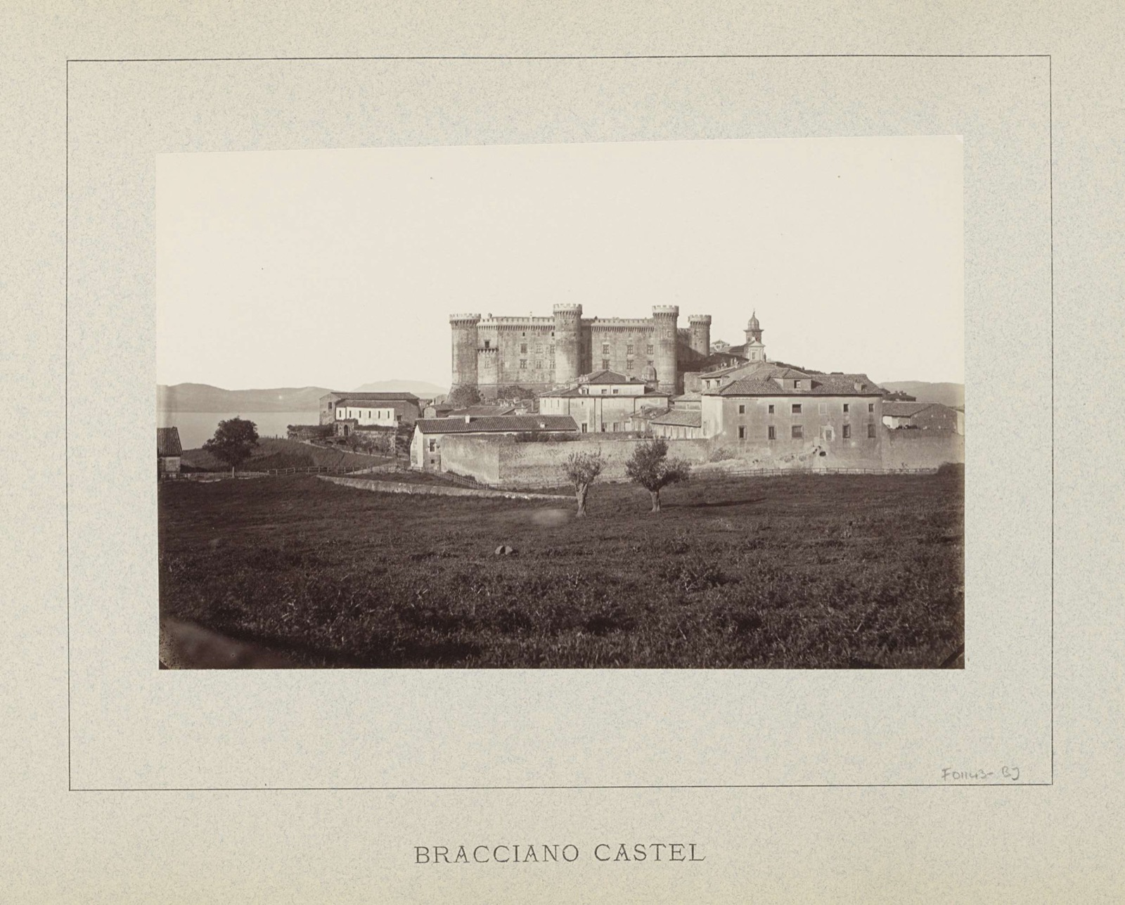 Gezicht op het Castello Orsini-Odescalchi bij Bracciano, Castello Orsini-Odescalchi