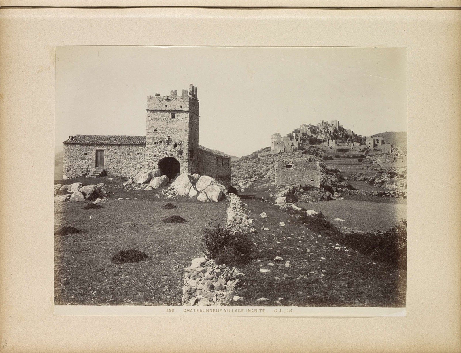 Gezicht op de ruïnes van het verlaten dorp Châteauneuf (Châteauneuf-Villevieille), Château de Châteauneuf
