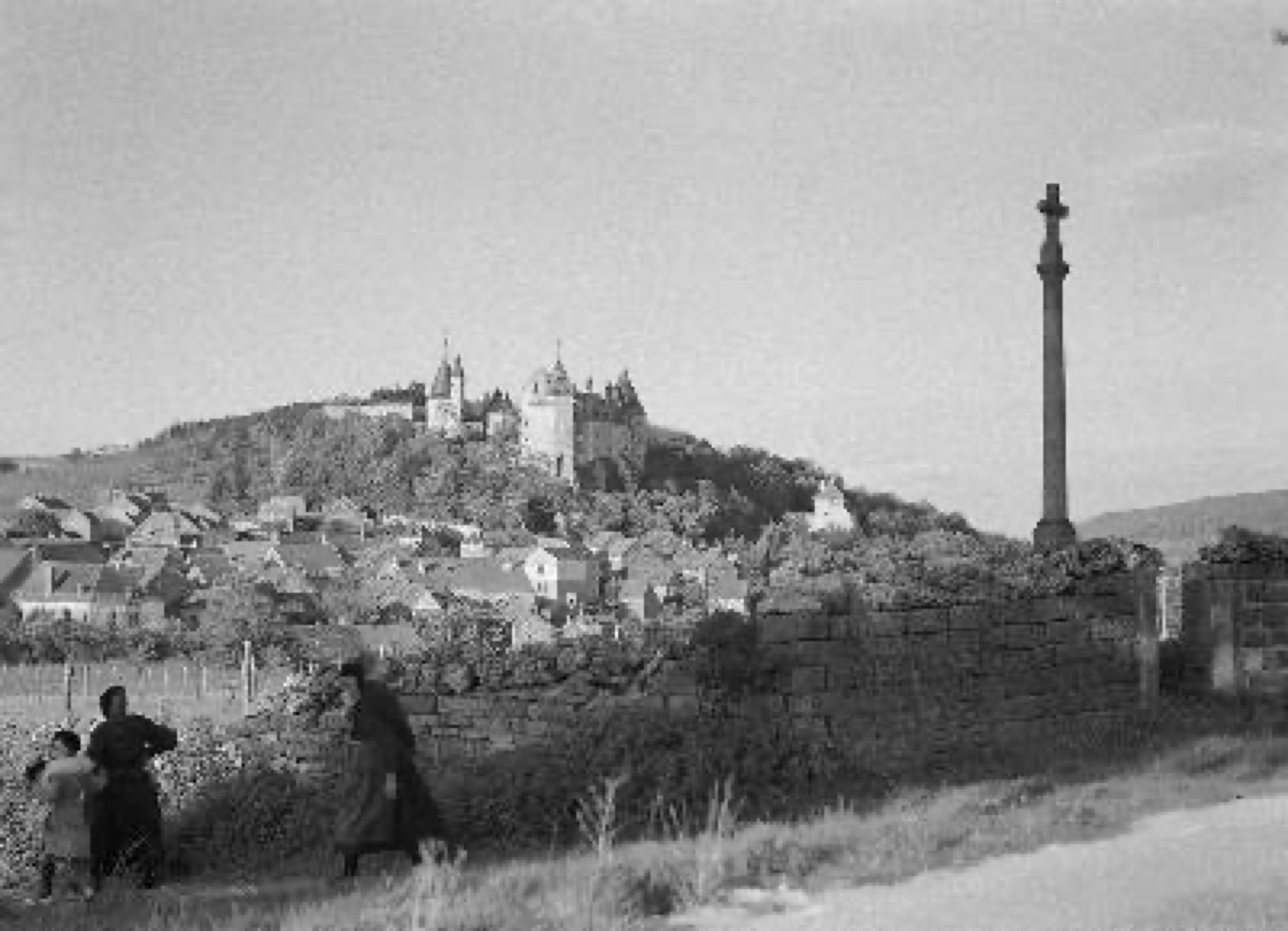 Zicht op La Rochepot, een dorp in de buurt van Beaune met een 13de- eeuws kasteel, Château de la Rochepot