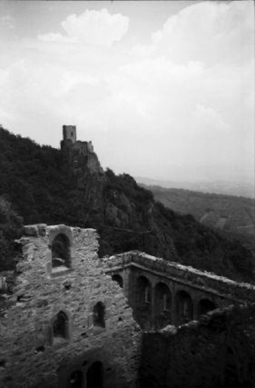 Rappoltsweiler, Ribeauvillé: Blick von der Burg Ulrichstein [Saint-Ulrich], auf Burg, Château de Saint-Ulrich