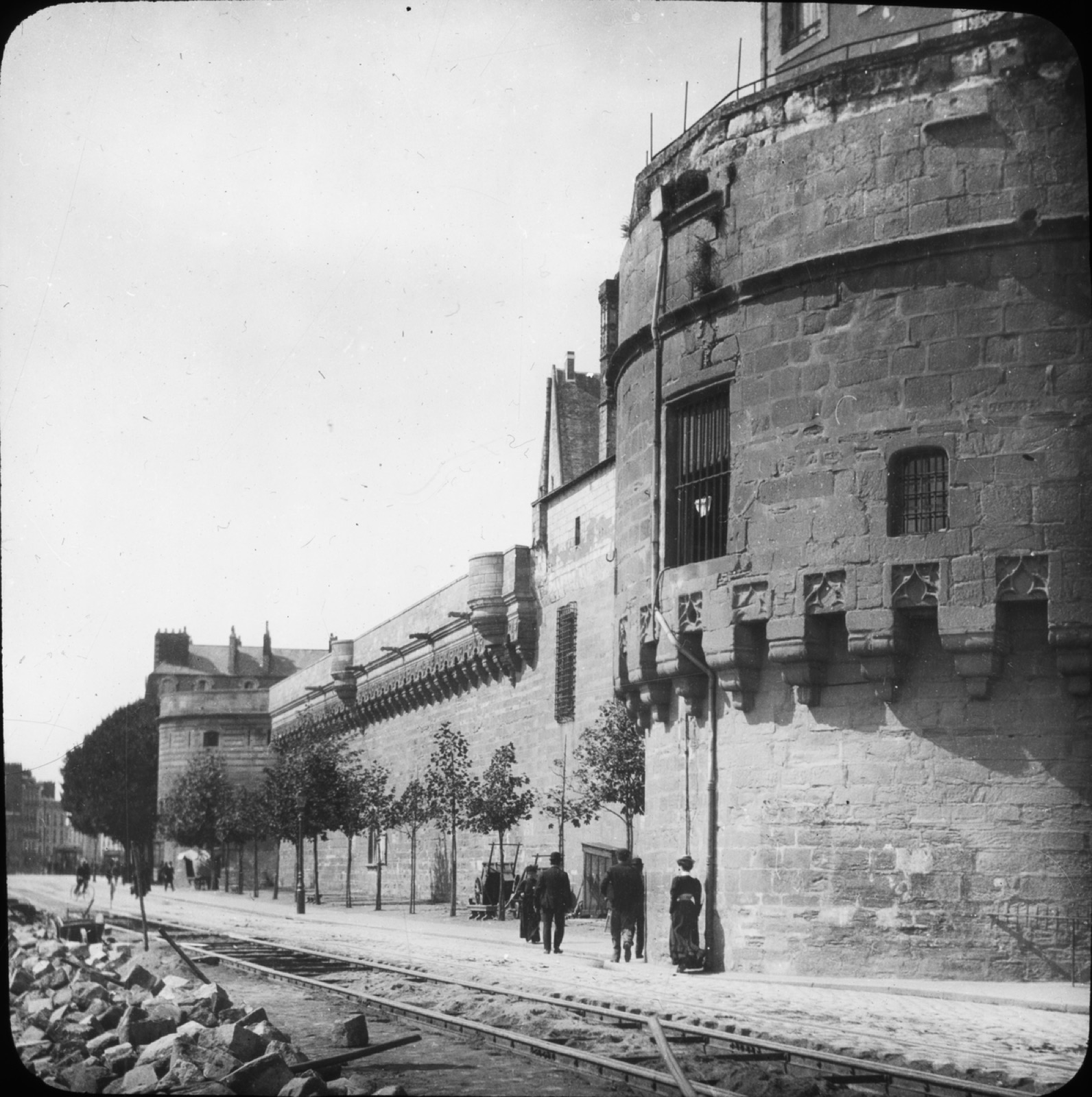 Skioptikonbild med motiv av slottet Le Château des Ducs de Bretagne i Nantes.
Bilden har förvarats i kartong m, Château des ducs de Bretagne