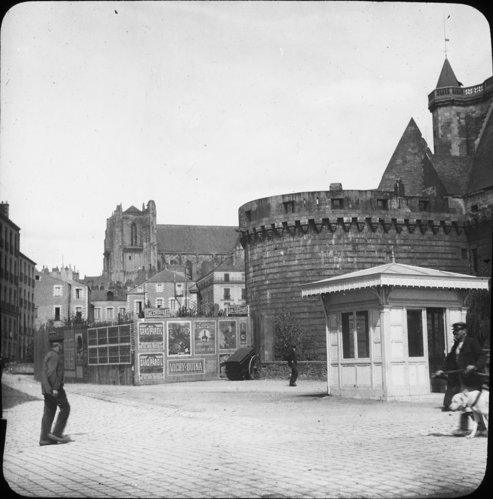 Skioptikonbild med motiv av slottet Le Château des Ducs de Bretagne och katedralen Cathédrale St. Pierre (St. , Château des ducs de Bretagne
