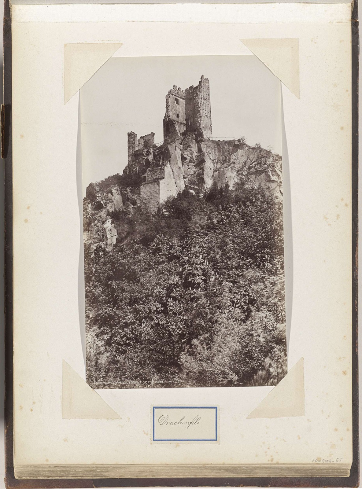 Gezicht op de Drachenfels bij Königswinter, Drachenfels Castle