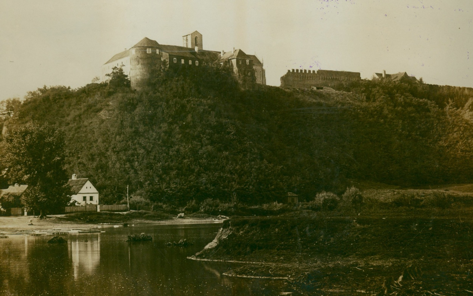 Ilok - franjevački samostan i zid s kruništem, Ilok Castle