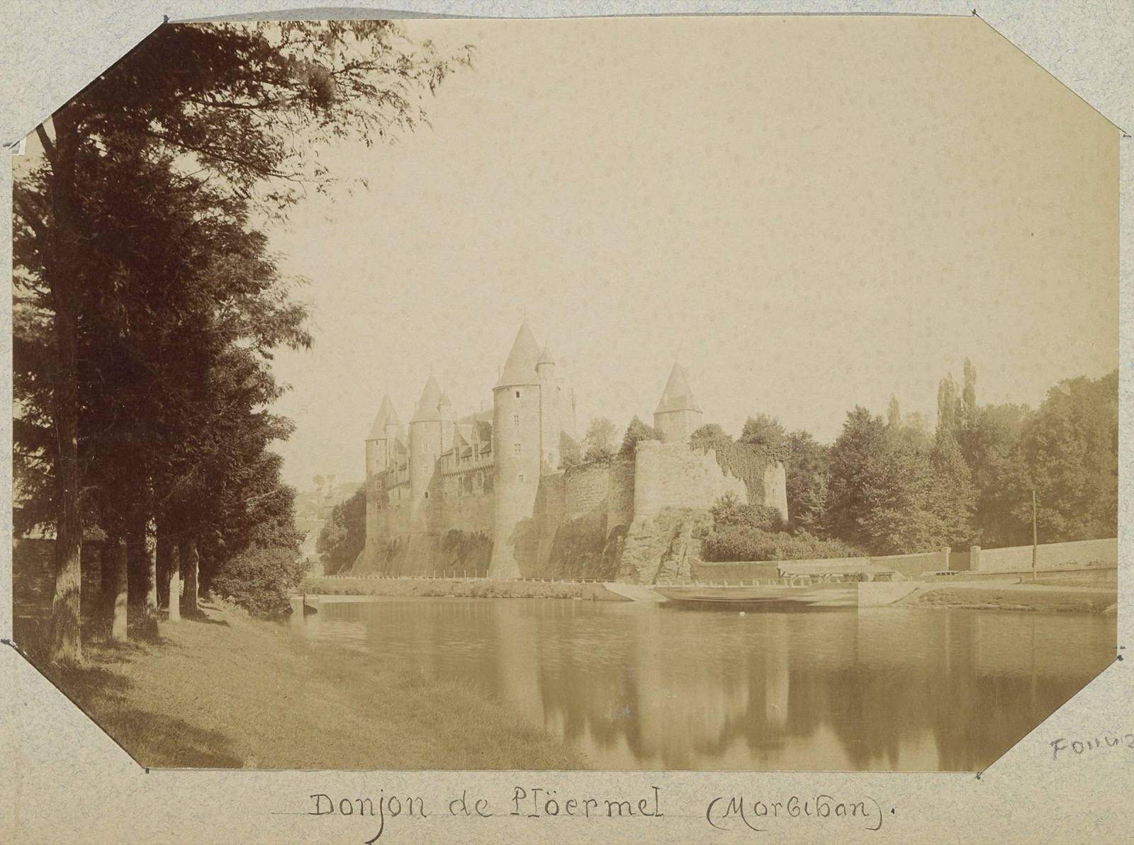 Kasteel van Josselin gezien over een water, Josselin Castle