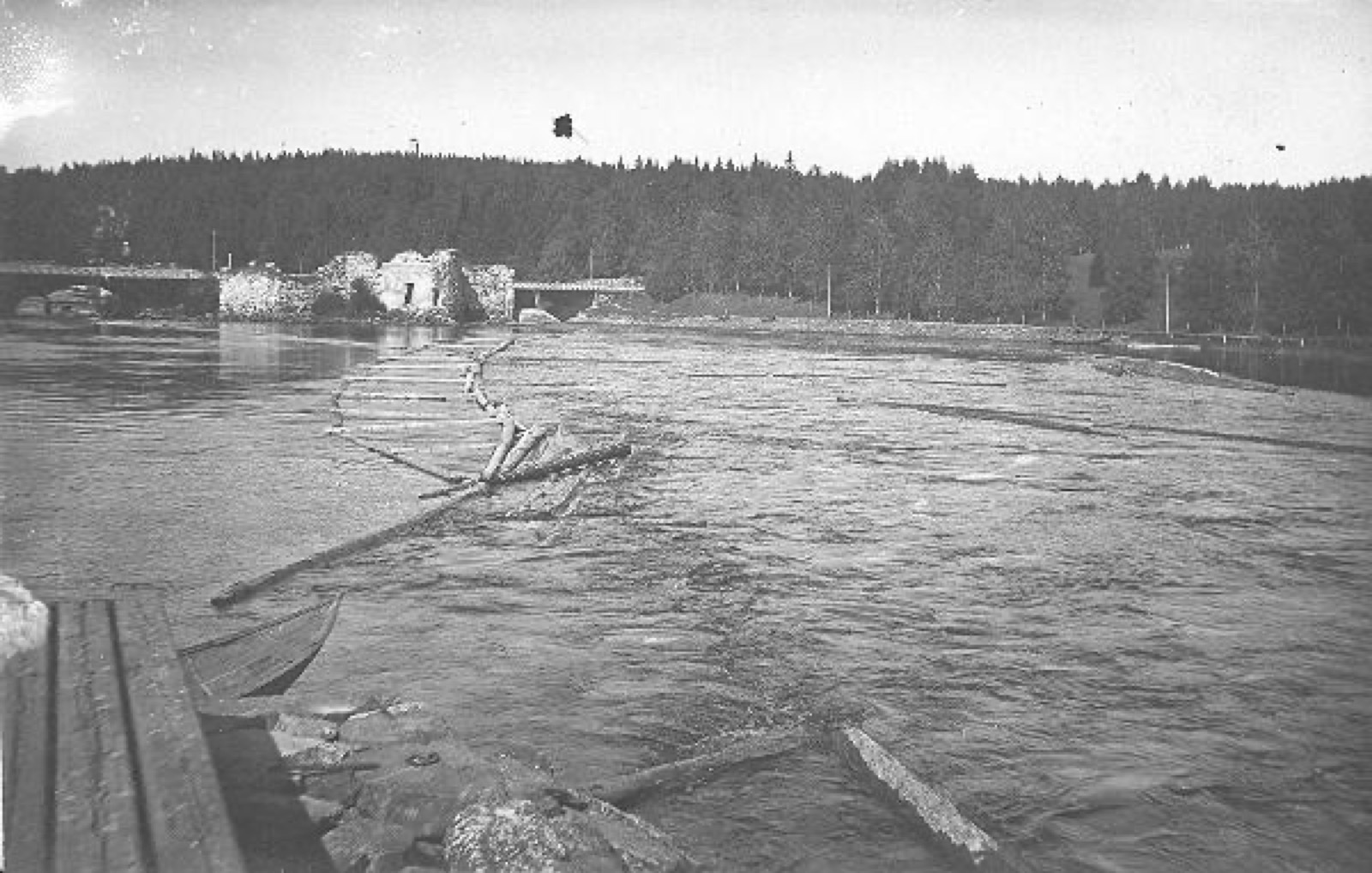 Uittorakenteita Ämmänkoskessa. Kauempana Kajaanin linnan rauniot ja silta., Kajaani Castle