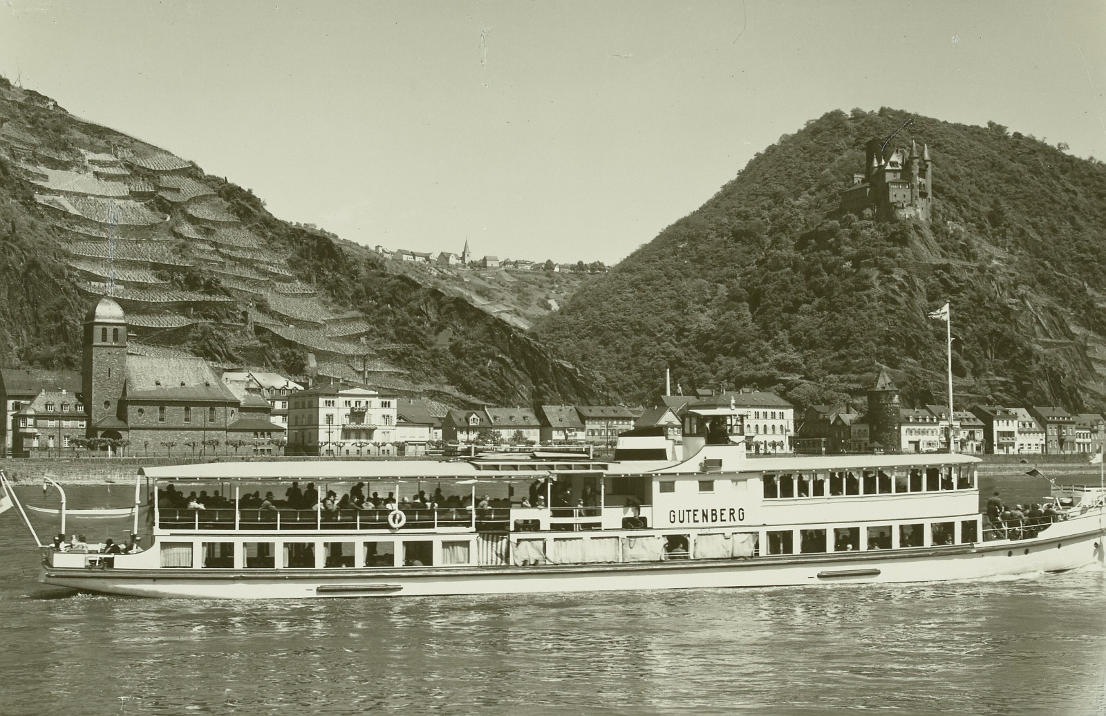 Saint Goarshausen, Katz Castle and Petersberg with Rhine steamer, Katz Castle