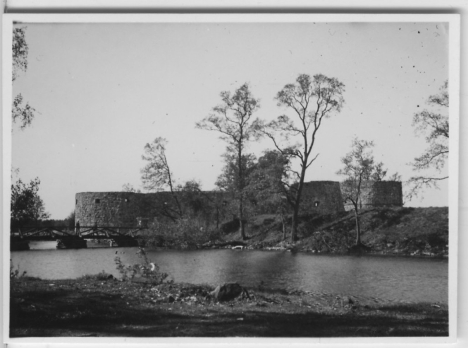 'Biologiska föreningens utfärd till Växjö, Aneboda och Misterhult: ::  :: Kronobergs slottsruin. Vy över ruine, Kronoberg Castle Ruin