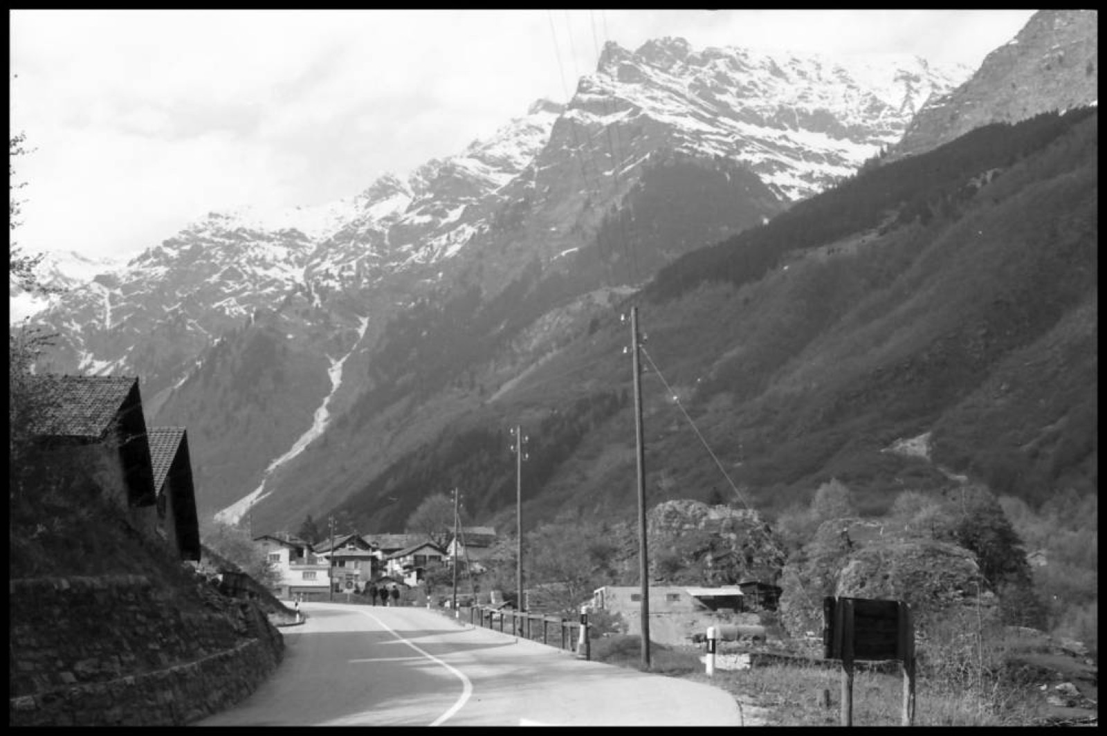 Mesocco: Straße nach Mesocco mit Cima de Barna, Mesocco Castle