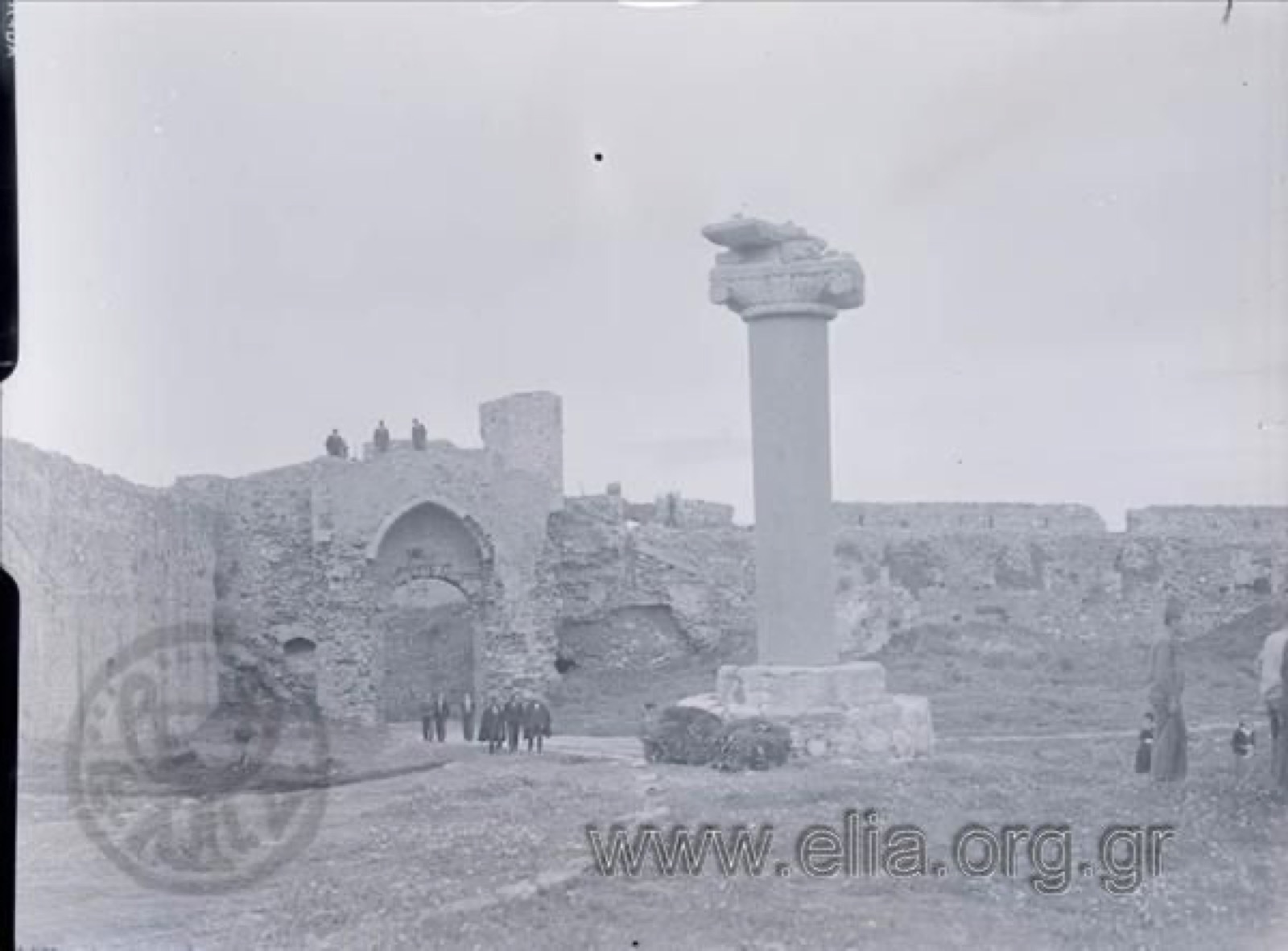 Ο γρανιτένιος αιγυπτιακός μονόλιθος γνωστός ως "κολώνα του Μοροζίνη" στο κάστρο της Μεθώνης., Methoni Castle