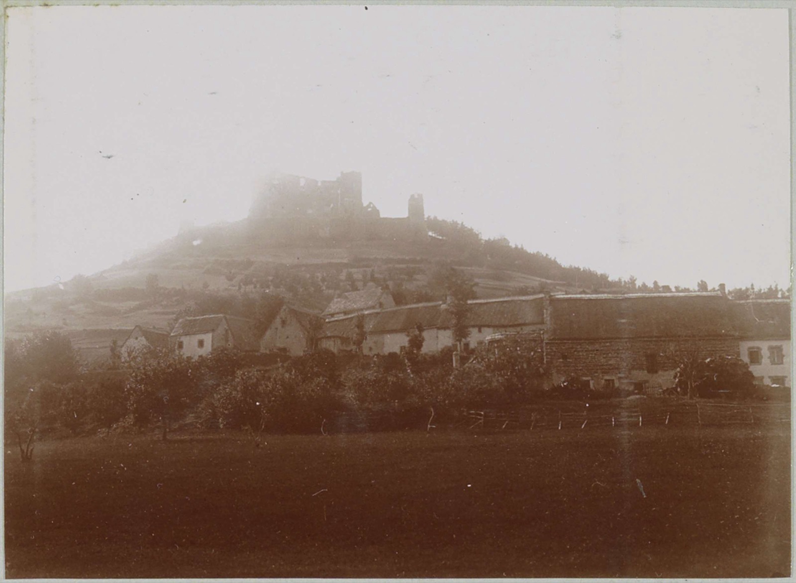 Gezicht op Murol en het plaatselijk kasteel, Murol Castle