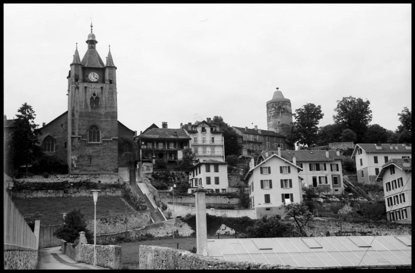 Orbe: Gesamtansicht von Osten, mit Kirche, Orbe Castle