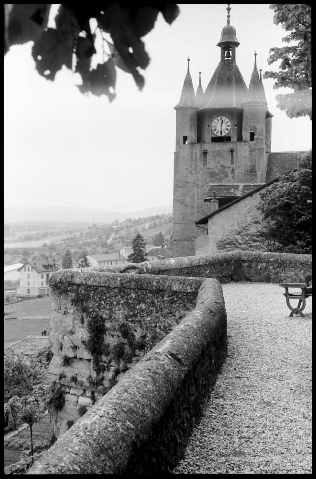 Orbe: Blick von der Terrasse zum Uhrturm, Orbe Castle