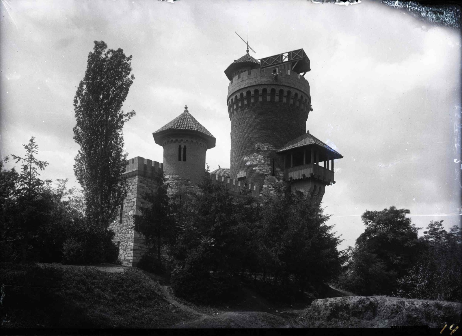 „Castelul lui Vlad Țepeș”, replică a Cetății Poenari (jud. Argeș), construit pentru Expoziția Generală Română , Poenari Castle