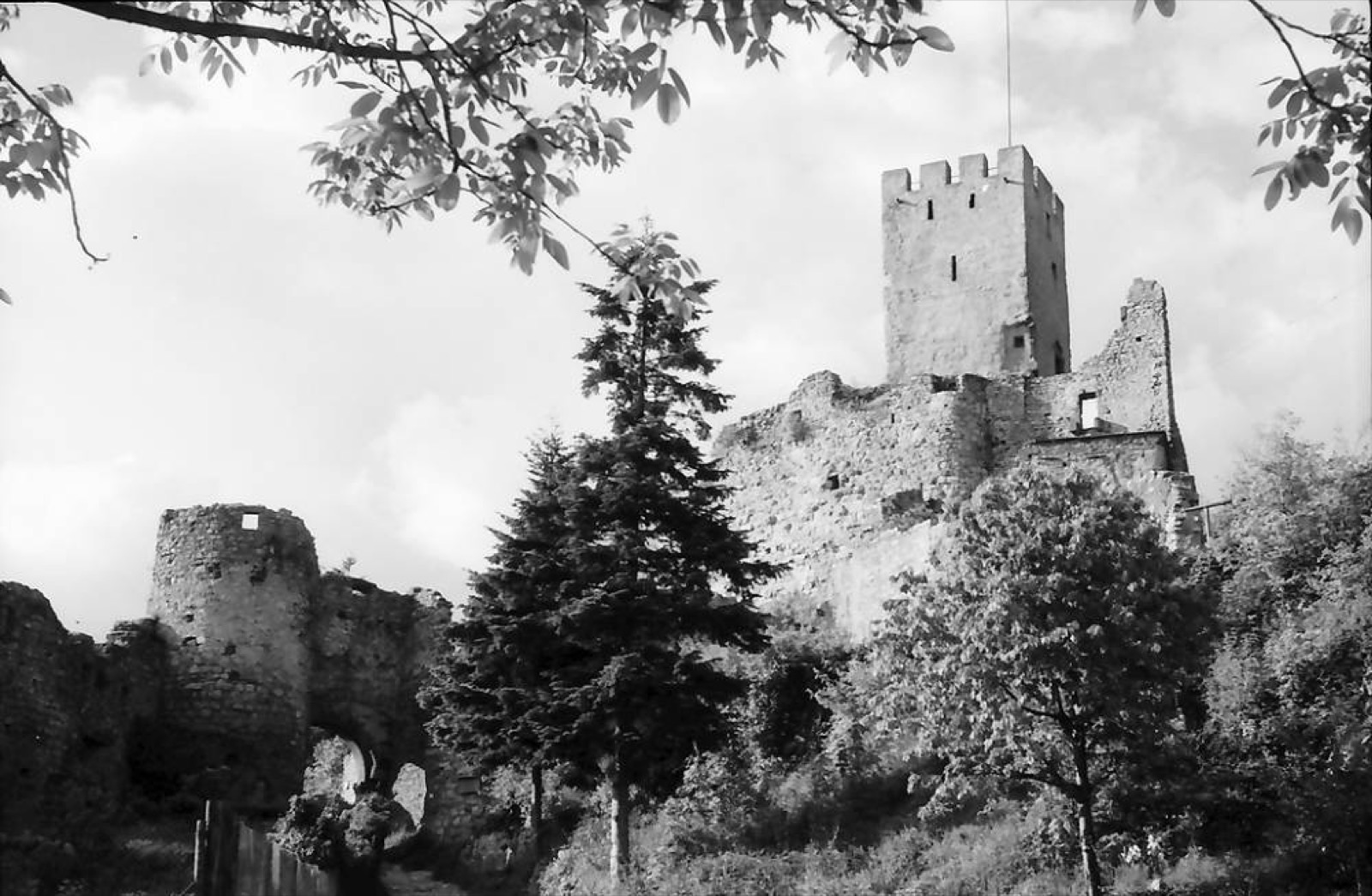 Rötteln: Burg Rötteln von unten, Rötteln Castle