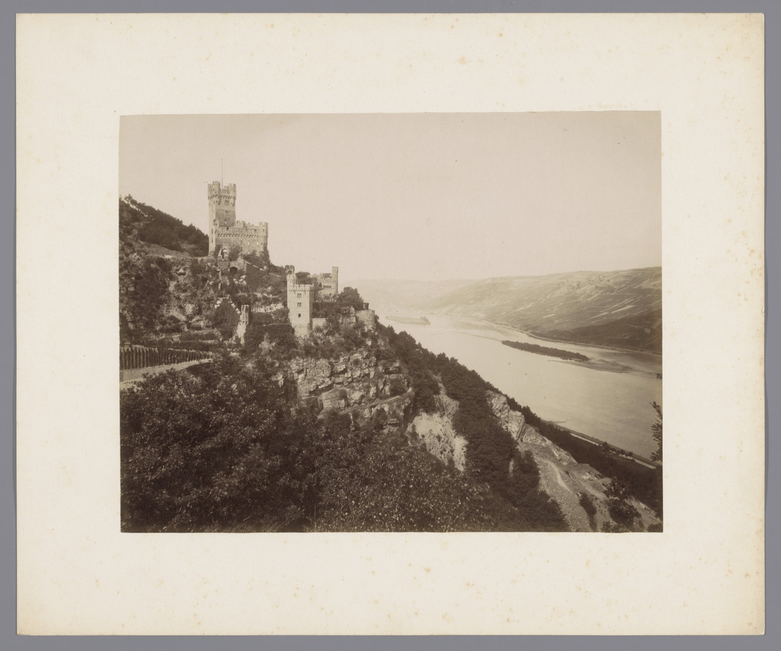 Gezicht op burcht Sooneck, gelegen aan de Rijn, Sooneck Castle