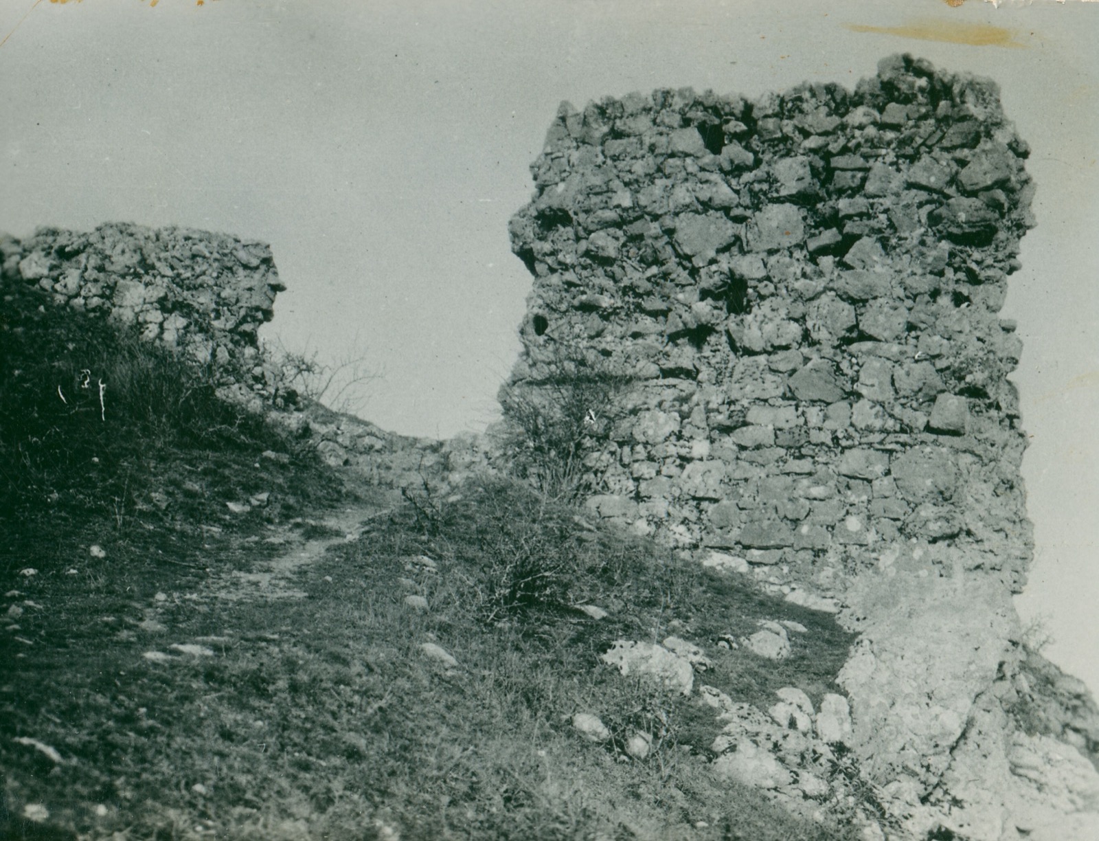 Udbina - Grad srednjovjekovni, ostaci zida, Udbina Castle