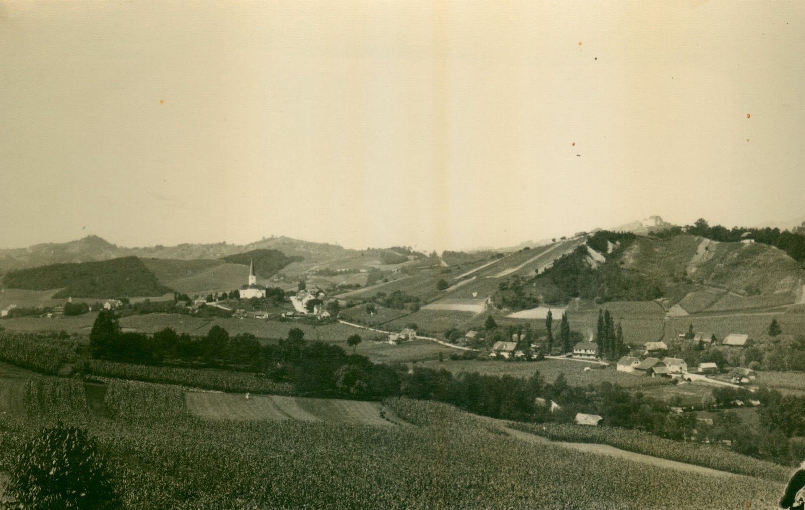 Desinić - panorama mjesta sa župnom crkvom sv. Jurja, desno u pozadini Veliki Tabor, Veliki Tabor Castle