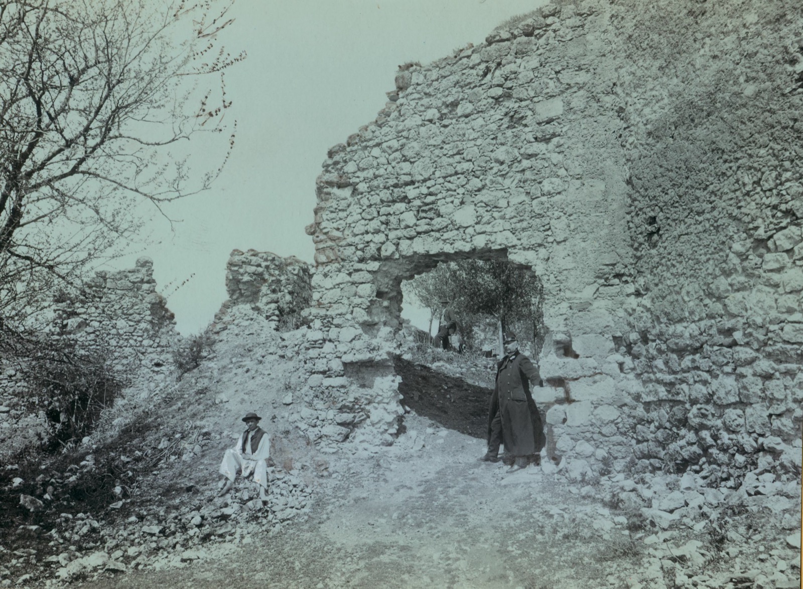 Zrin (Dvor na Uni) - Grad sredovječni, detalj iz unutrašnjosti (sa čuvarom i seljakom), Zrin Castle